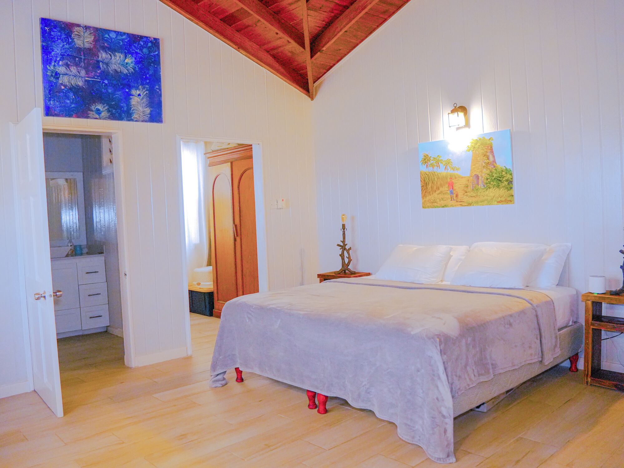 4 bedrooms, iron/ironing board, WiFi, bed sheets