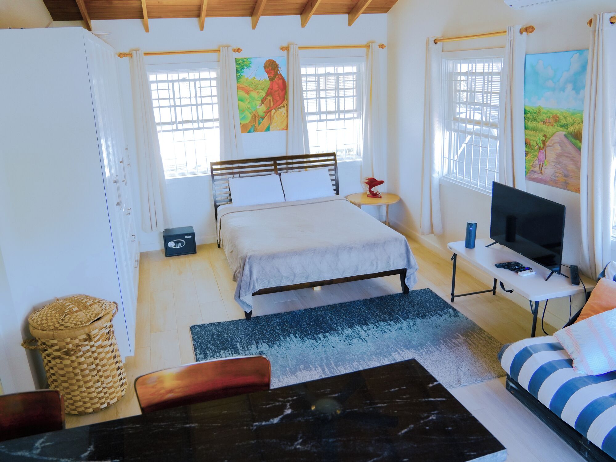 4 bedrooms, iron/ironing board, WiFi, bed sheets