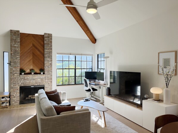 Smart-TV, bøker, stereoanlegg og PC-skjermer