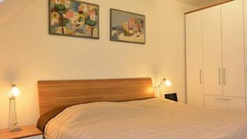 2 Schlafzimmer, individuell eingerichtet, Bügeleisen/Bügelbrett