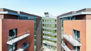 Un edificio moderno con varios pisos, ventanas amplias y balcones.