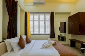 Soundproofing, free WiFi - Silver Galaxy By Joy Suites (Jaoli)