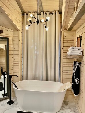 Shower, hair dryer, towels - Sundance carriage house, romantic, Sleeps 5 (Sundance)