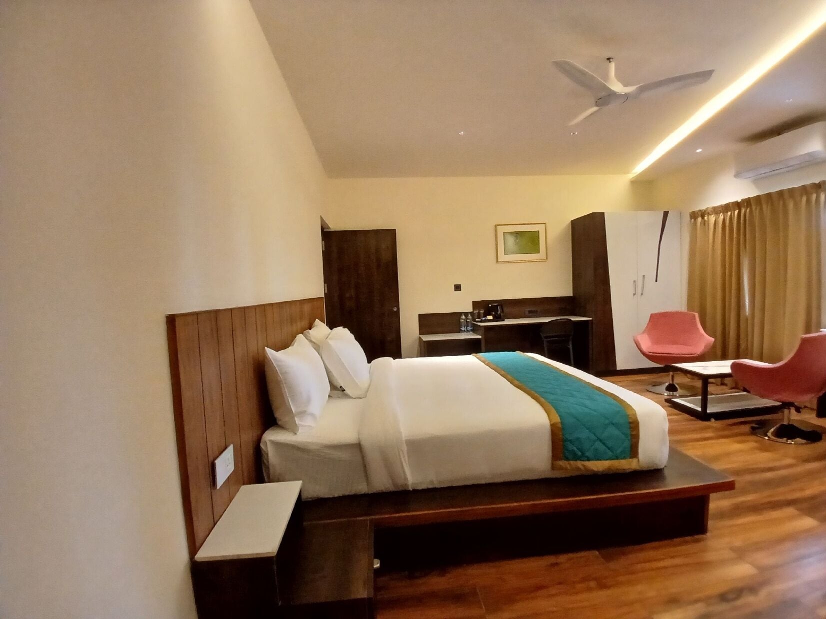 Family Room | In-room safe, desk, free WiFi