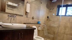 Ein modernes Badezimmer mit einem großen Waschbecken, einer Toilette und einer Duschkabine.