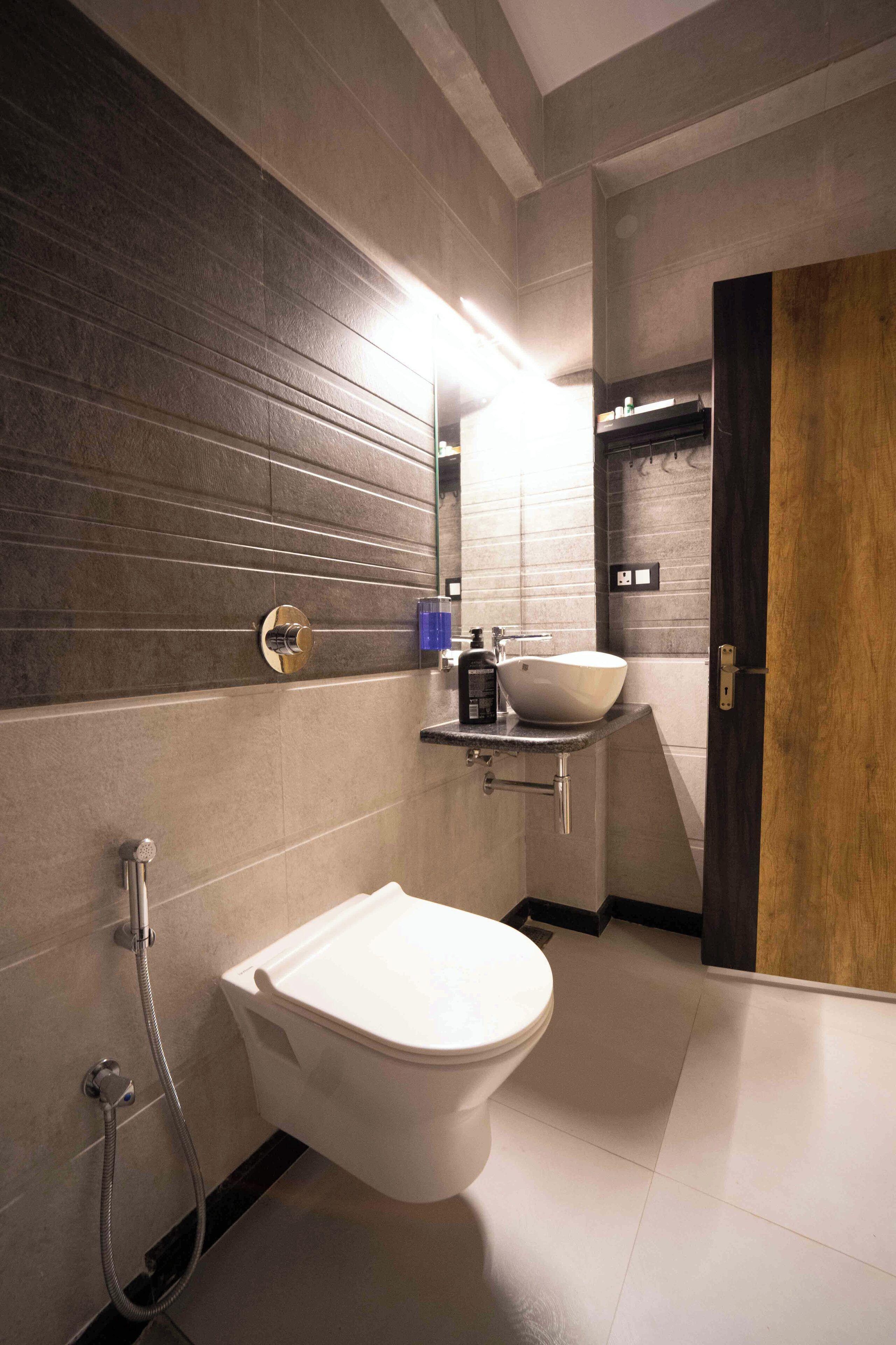 Un baño moderno con inodoro, lavamanos y ducha.