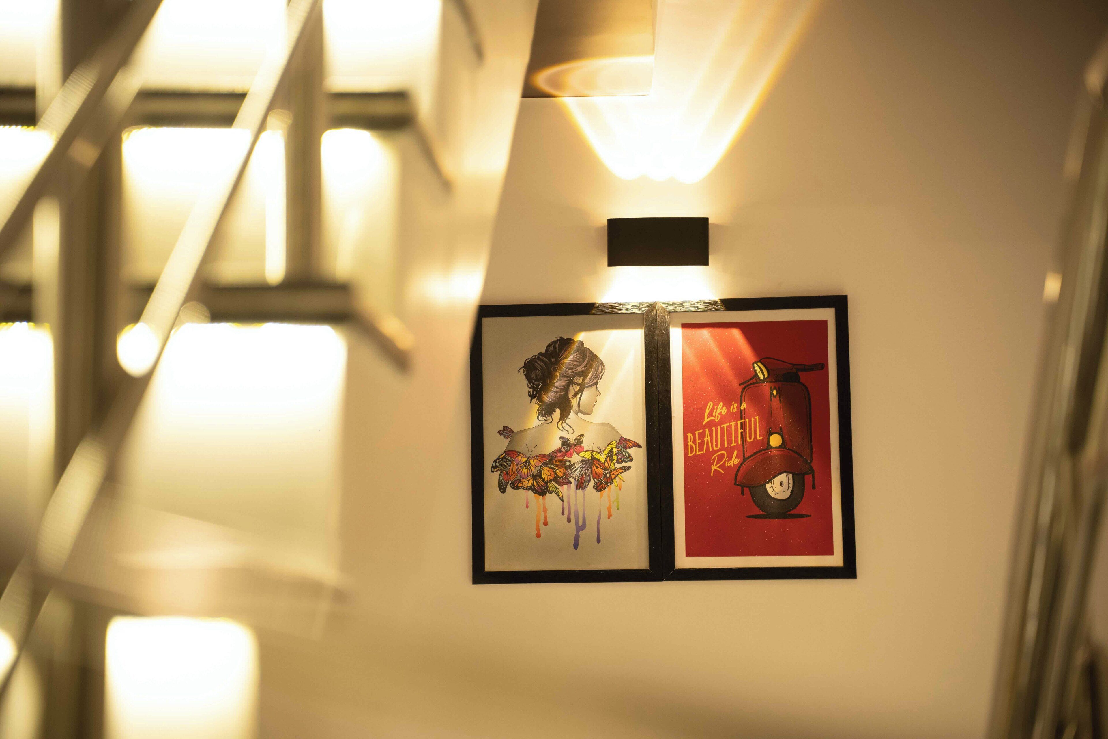 Ein gerahmtes Kunstwerk an einer Wand in einem Korridor.