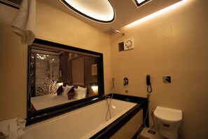 Luxe suite, uitzicht op stad | Badkamer | Gratis toiletartikelen, een haardroger, handdoeken, zeep