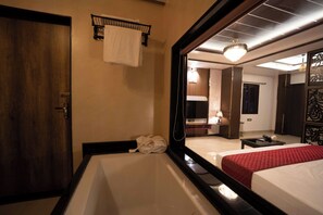 ห้องลักซ์ชัวรี่สวีท, วิวเมือง | ห้องน้ำ | ของใช้ในห้องน้ำฟรี, ไดร์เป่าผม (มีให้บริการตามคำขอ), ผ้าเช็ดตัว, สบู่