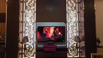 ห้องลักซ์ชัวรี่สวีท, วิวเมือง | 1 ห้องนอน, เครื่องนอนระดับพรีเมียม, เตียงพร้อมฟูกเสริมที่นอน