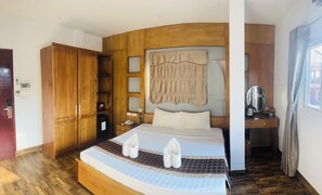 In-room safe, free WiFi - VangVieng Sunrise East Hotel (Vang Vieng)