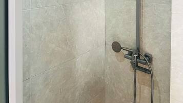 Máy sấy tóc, dép đi trong nhà, khăn tắm, xà phòng