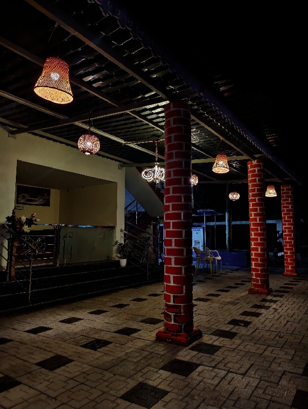 施設の正面 (日没後)