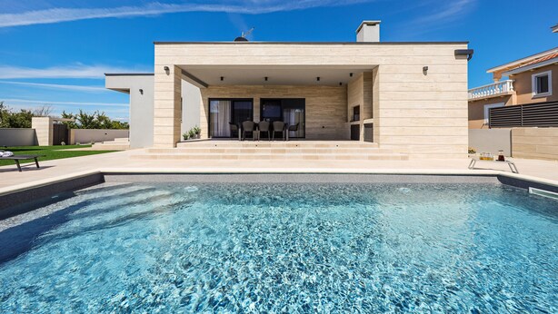 Una casa moderna con piscina, un porche cubierto y vistas del vecindario.