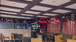Een restaurant met rieten meubels en een betegelde vloer.