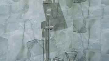 Combined shower/tub, free toiletries, towels, soap
