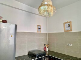 Refrigerador con freezer, placa de cocina, utensilios de cocina