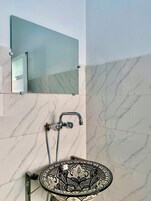 Ducha, toallas, papel higiénico