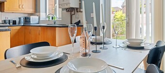 Charming 3-bedroom house with WiFi, AC in lovely Nottingham