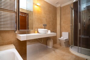 Een douche, een haardroger, handdoeken