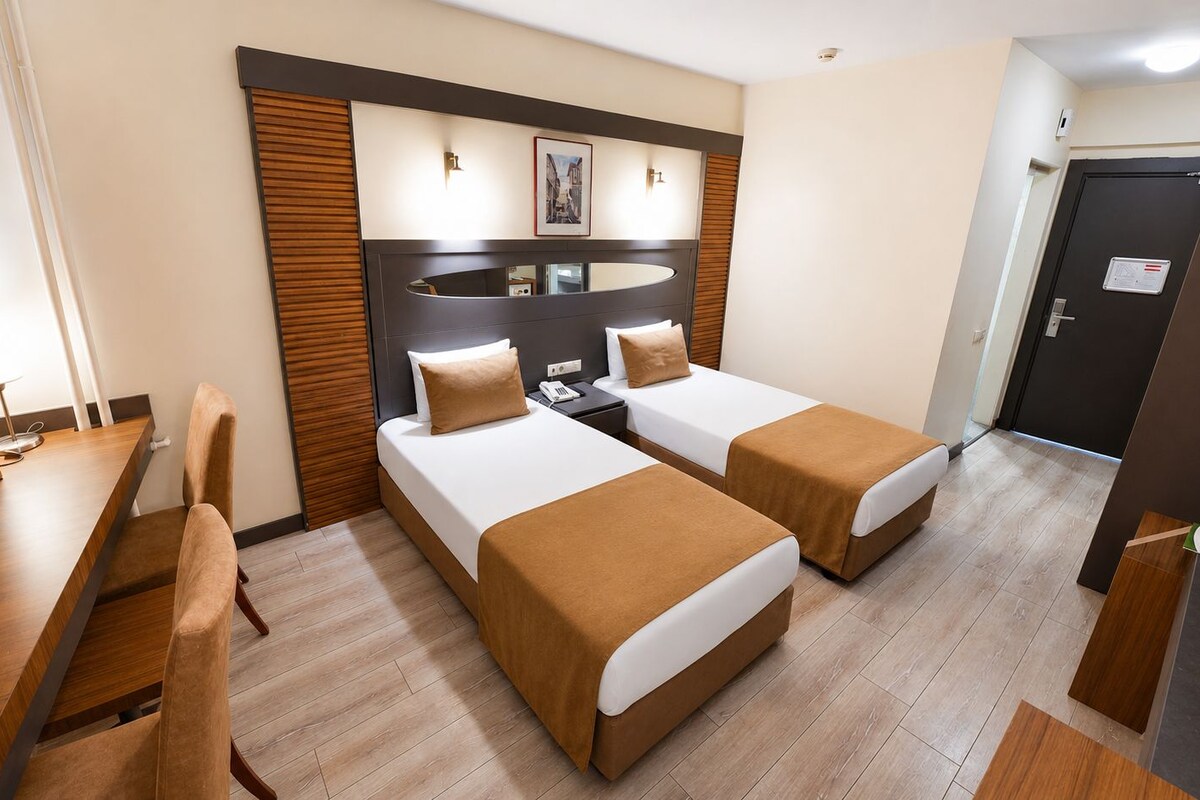 Habitación estándar | Ropa de cama de alta calidad, minibar, caja fuerte y escritorio