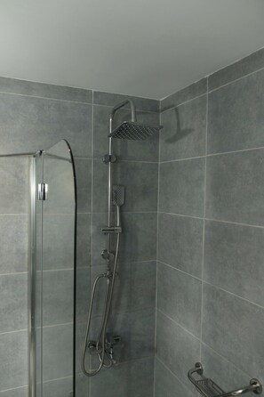 Combined shower/tub, free toiletries, hair dryer, bathrobes - Lycus River Thermal Hotel (Denizli)
