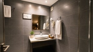 Dúplex | Baño | Ducha y bañera combinadas y artículos de higiene personal gratuitos