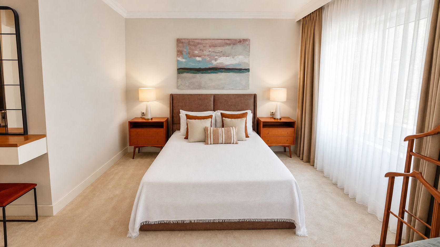 Habitación de hotel con una cama grande, dos mesitas de noche, una silla, un cuadro en la pared y cortinas translúcidas.