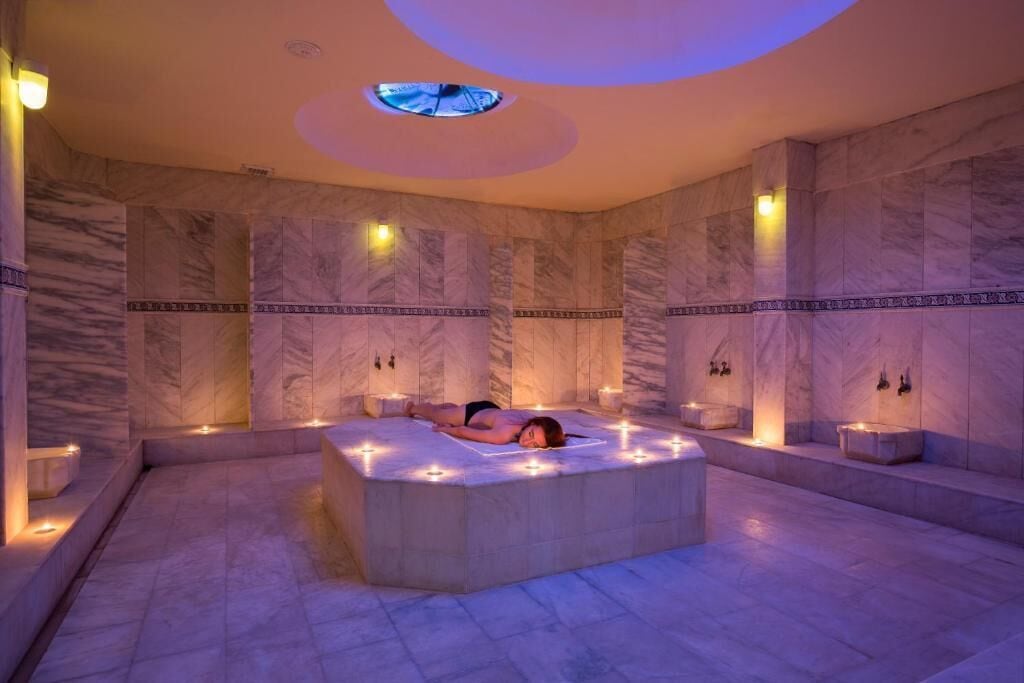 Couples treatment rooms, body treatments, hot stone massages