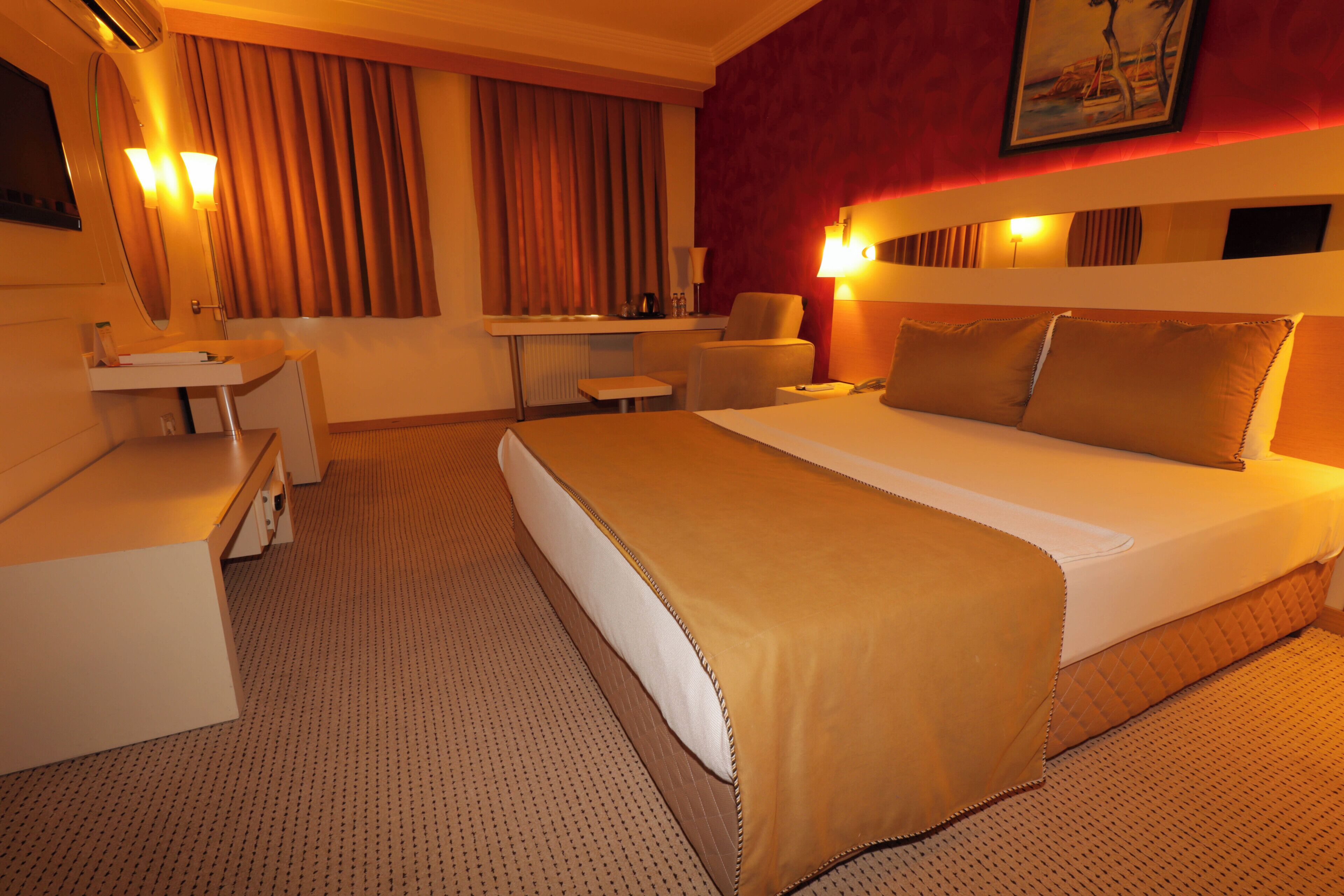 标准双人房 | 高档床上用品、迷你吧、客房内保险箱、办公桌