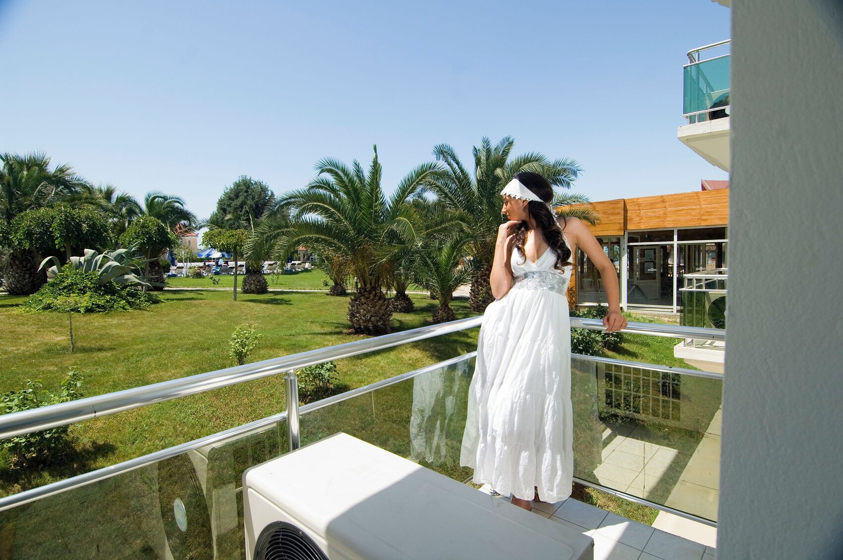 高档床上用品、迷你吧、客房内保险箱、笔记本电脑工作区