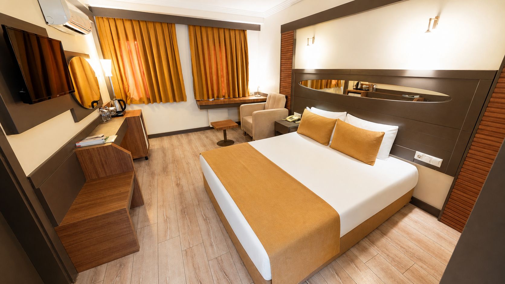 Una habitación de hotel con cama, escritorio, silla y televisión.