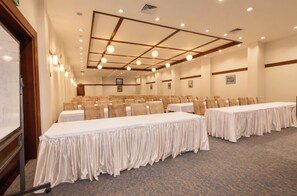 A conference room with rows of tables and chairs, a whiteboard, and ceiling lights. - Lycus River Thermal Hotel (Denizli)