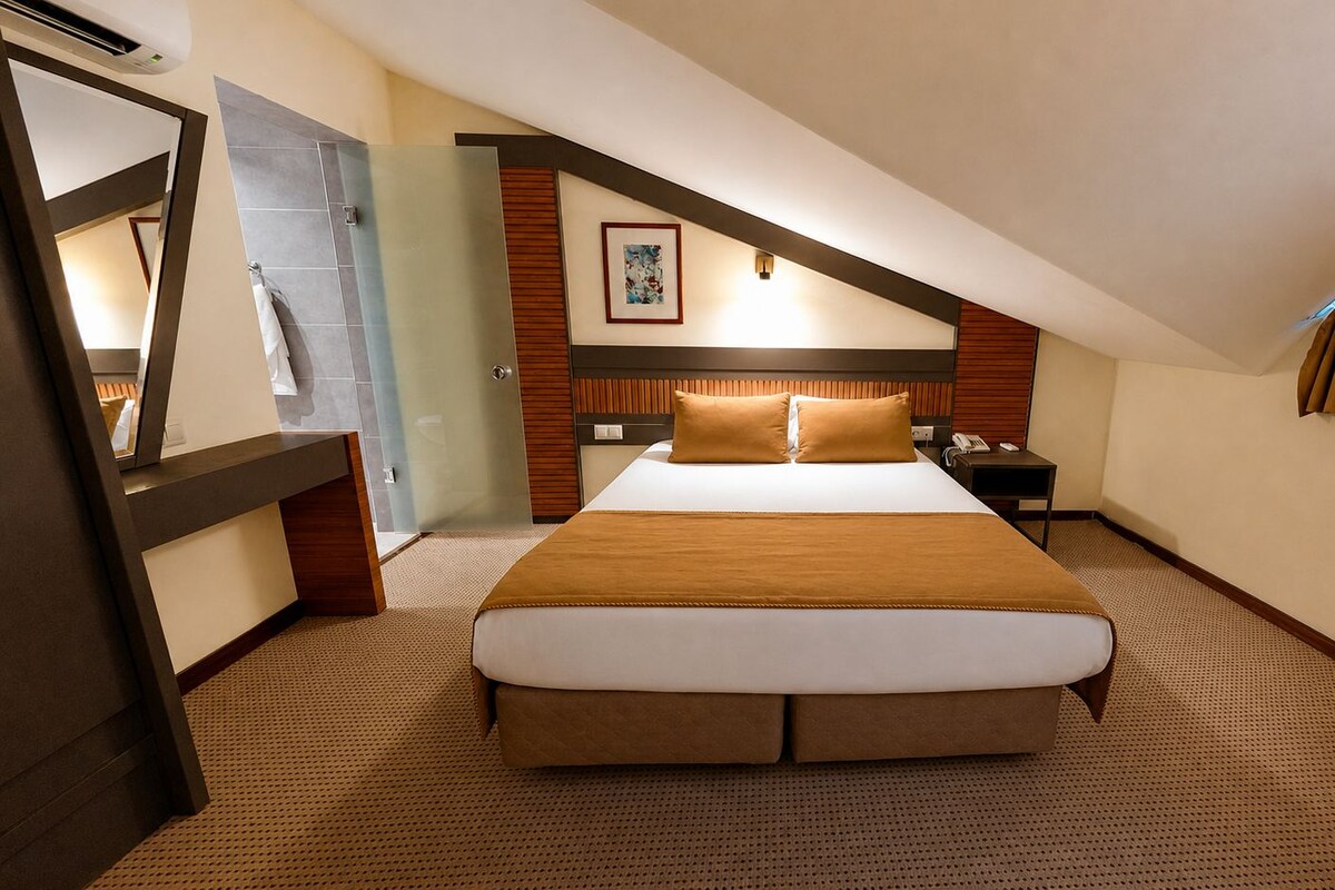Dúplex | Ropa de cama de alta calidad, minibar, caja fuerte y escritorio