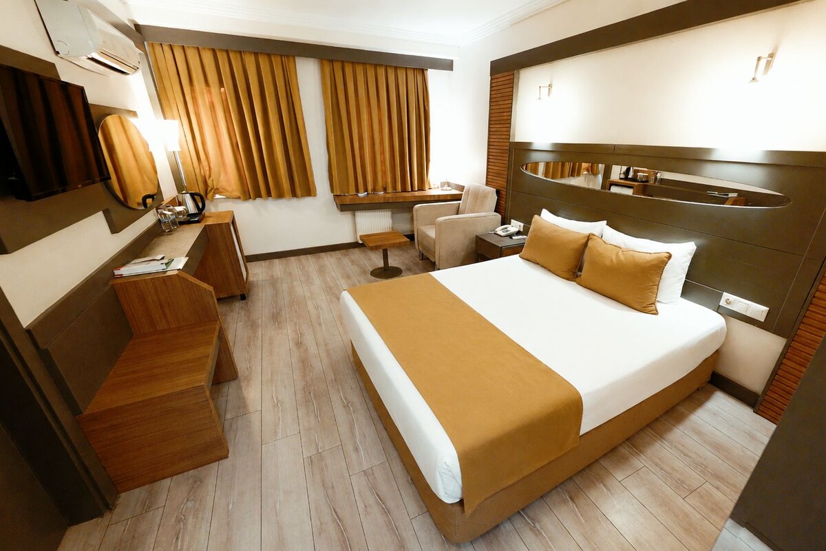 Habitación Confort | Ropa de cama de alta calidad, minibar, caja fuerte y escritorio