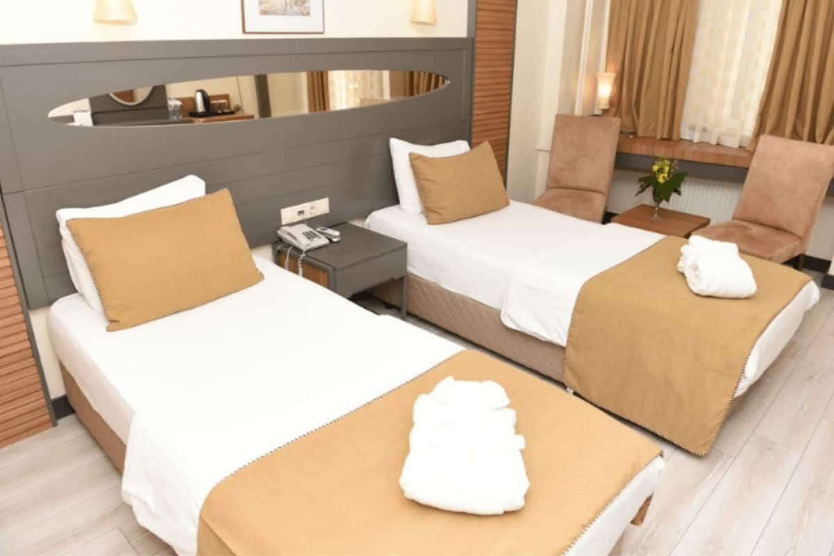 Sengetøy av topp kvalitet, minibar, safe på rommet og skrivebord