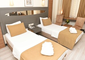 Sengetøy av topp kvalitet, minibar, safe på rommet og skrivebord