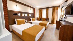 Habitación Confort | Ropa de cama de alta calidad, minibar, caja fuerte y escritorio