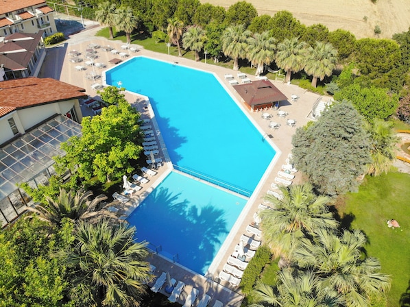 2 indoor pools, outdoor pool, free cabanas, pool umbrellas - Lycus River Thermal Hotel (Denizli)
