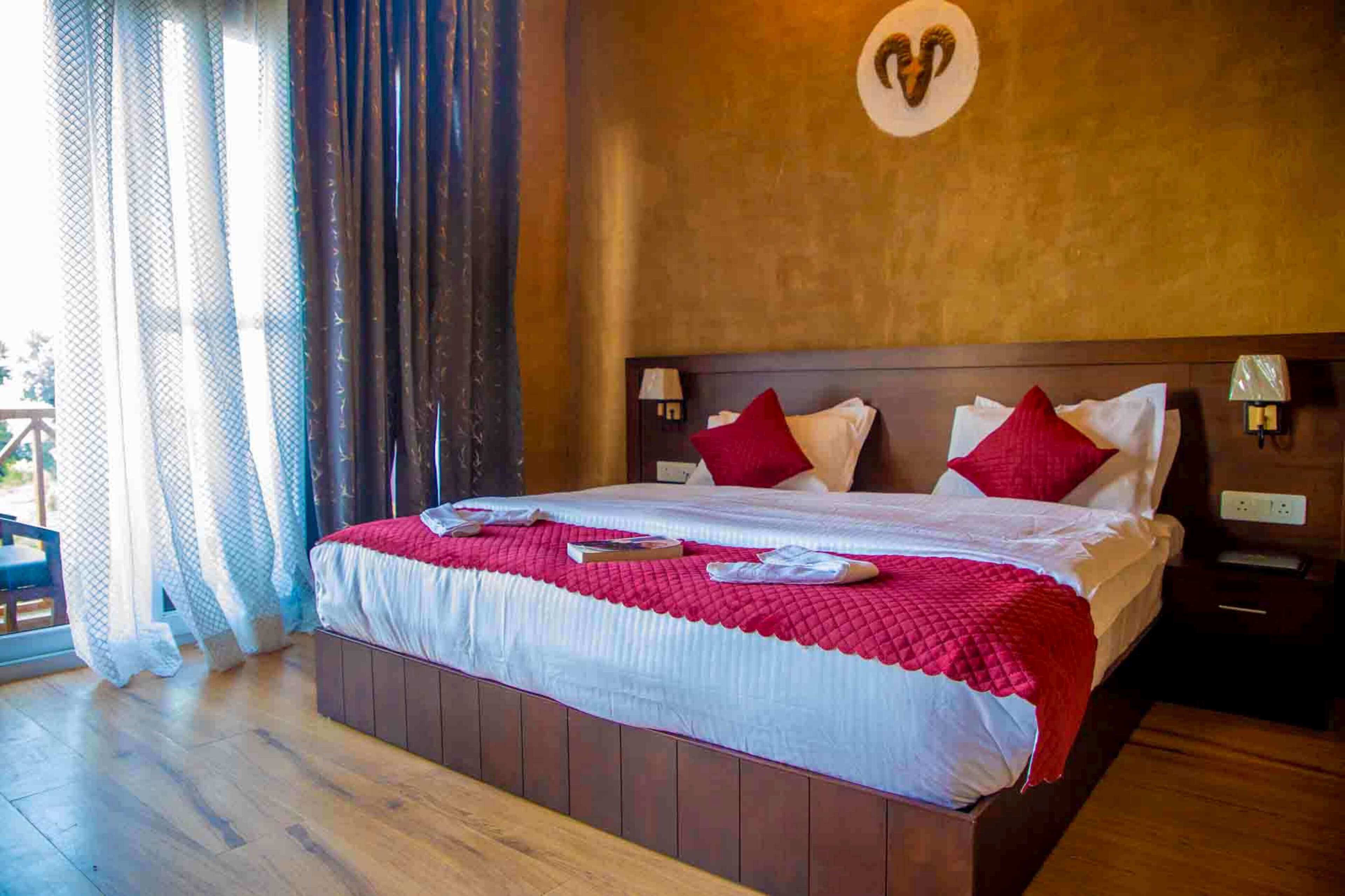 Quarto casal luxo, vista para a montanha | Espaço de trabalho para notebook, cortinas blackout