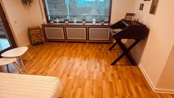 2 Schlafzimmer, BĂŒgeleisen/BĂŒgelbrett, WLAN, BettwĂ€sche