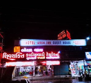 Vista frontal de la propiedad por la tarde o noche