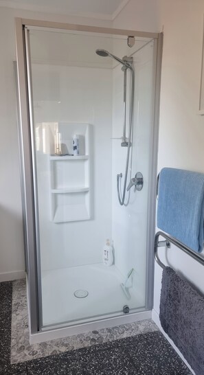 Douche, serviettes fournies