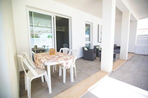 Outdoor dining - homidoo Marza Apartment (Marzamemi)