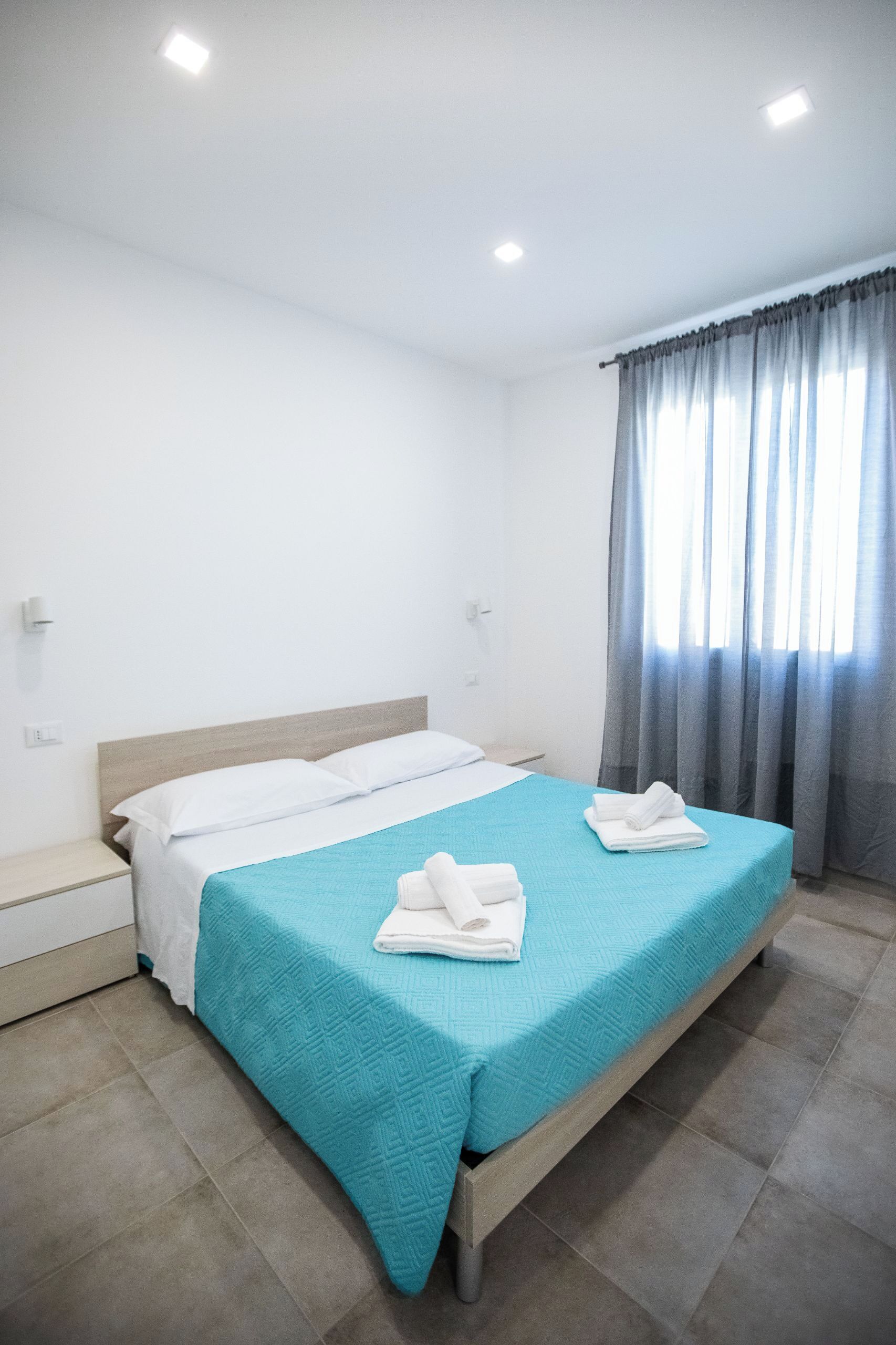 Tabla de planchar con plancha, wifi gratis, ropa de cama