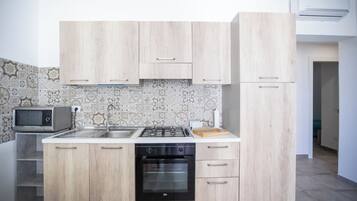 Frigorífico, microondas, horno y placa de cocina