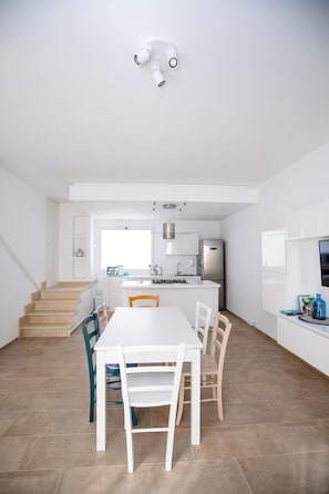 Fridge, microwave, oven, stovetop - Homidoo BellaVita Apartment (Pachino)