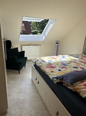 2 habitaciones, muebles diferentes y tabla de planchar con plancha 