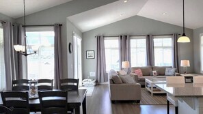 House | 4 bedrooms - Lake View Cottage Fantastic Views - 2 Kitchens (Osoyoos)