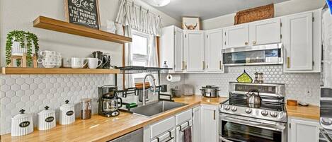 Fridge, microwave, stovetop, dishwasher